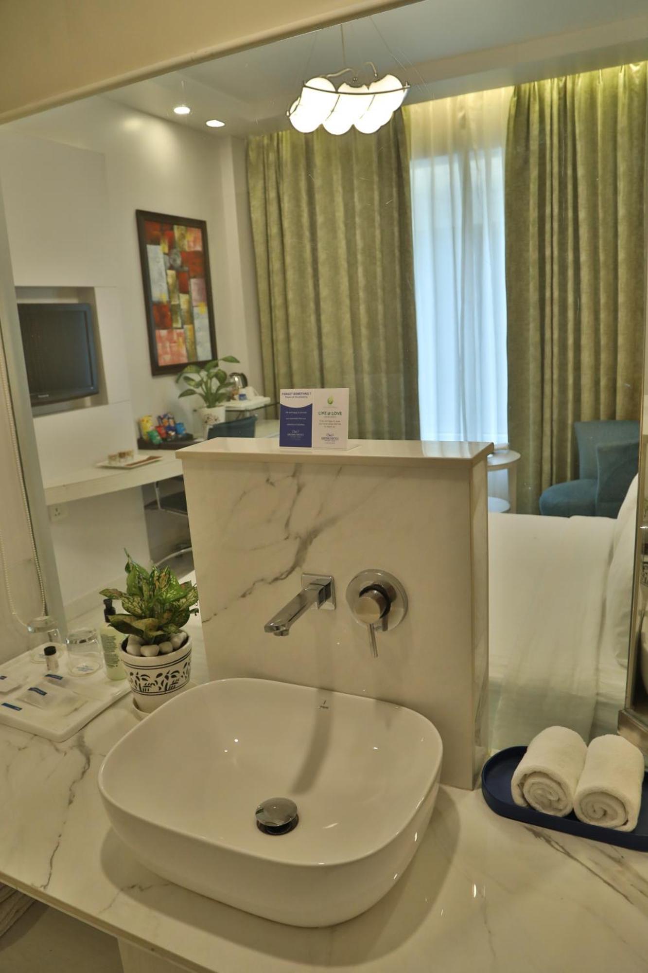 Sarovar Portico Naraina, 3* New Delhi
